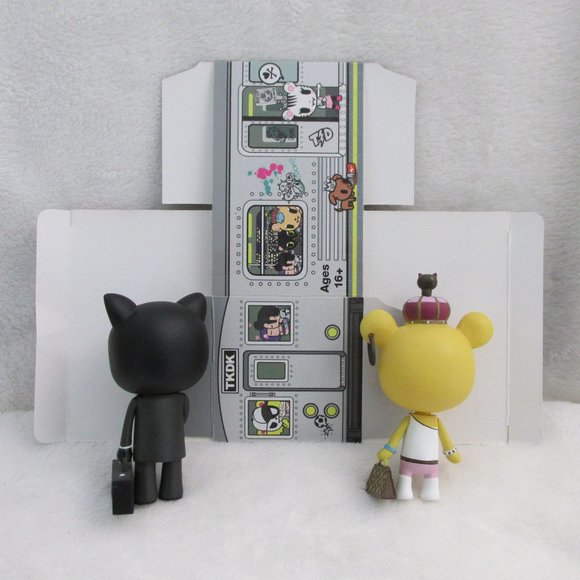 Tokidoki Two Royal Pride Agent Meow and Savana with 1 Box Small 3.5" from 2012 - Picture 2 of 11